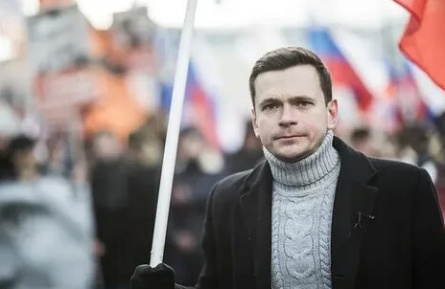 Пиар с женским шармом: Илья Яшин влюбляет их в свою кампанию кадры