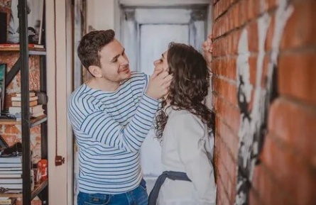 Пиар с женским шармом: Илья Яшин влюбляет их в свою кампанию кадры