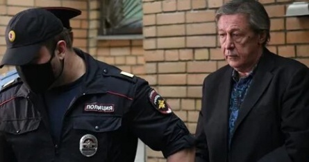 Почему Михаила Ефремова нет в колонии и письма возвращаются обратно кадры