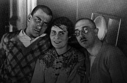 Рупор революции в любовном треугольнике: скандальная история Владимира Маяковского, супругов Брик и одной семьи кадры