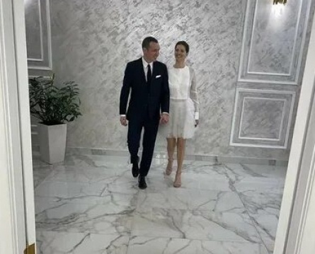 Кто такая молодая жена Владимира Познера, и почему он решил жениться в 74 года после неудачных браков? кадры