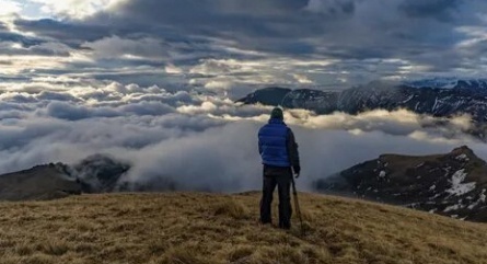 Подъем в горы Кавказа кадры