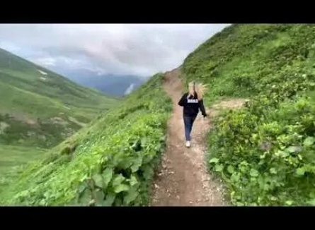 Подъем в горы Кавказа кадры