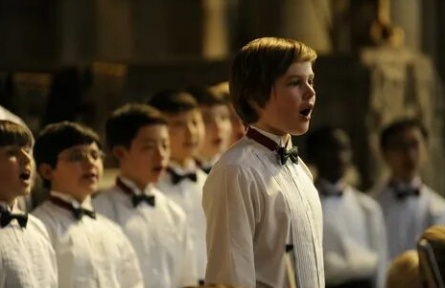 Портрет на фоне хора кадры