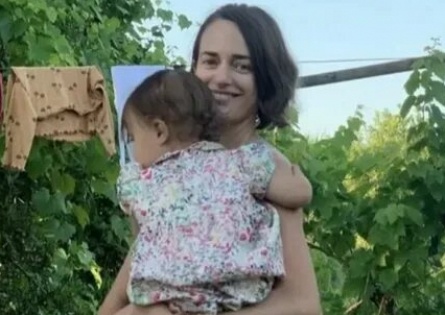 Родившая от Козловского Зуева показала, как дочь ходит самостоятельно кадры