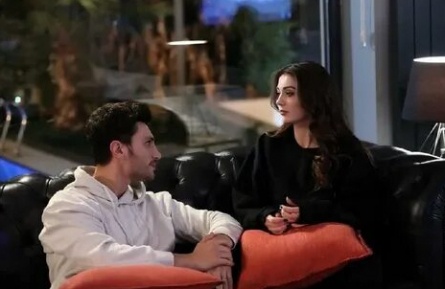 Любовь на экране: Бурджу Озберк и Акынезю в романтической комедии, которая заставит сердца биться в унисон кадры