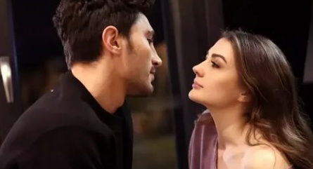 Любовь на экране: Бурджу Озберк и Акынезю в романтической комедии, которая заставит сердца биться в унисон кадры