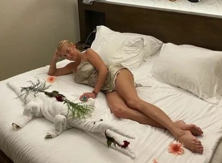 С Новым годом!: Анастасия Волочкова вышла на улицу в нижнем белье кадры С Новым годом!: Анастасия Волочкова вышла на улицу в нижнем белье кадры