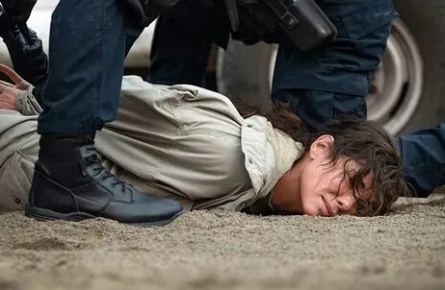 Сандра Баллок дышит в спину Натали Портман кадры