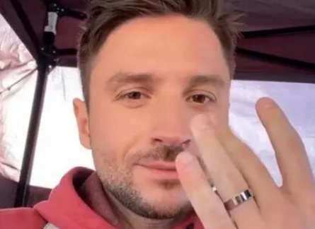Сергей Лазарев показал кольцо на пальце и заинтриговал поклонников кадры Сергей Лазарев показал кольцо на пальце и заинтриговал поклонников кадры
