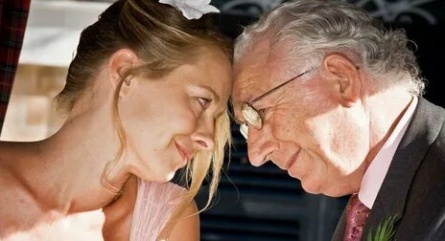 Неравный брак Сократа: история любви с возрастной разницей в 40 лет кадры