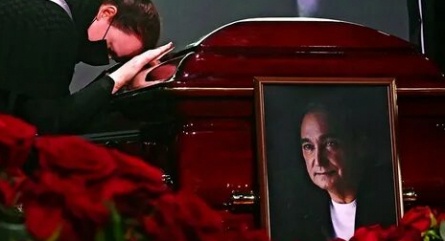 Стеклов упал на колени перед вдовой Коренева кадры