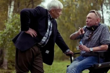 Сукачев бегает за деньгами кадры