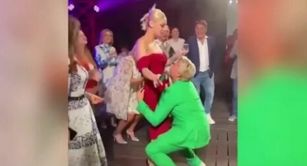 Супруга Малахова откровенно оделась на юбилей Баскова кадры