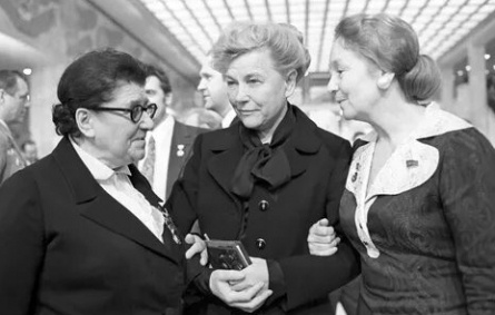 Дочь министра иностранных дел СССР: удивительная жизненная история Светланы Молотовой кадры Дочь министра иностранных дел СССР: удивительная жизненная история Светланы Молотовой кадры