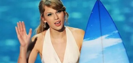 Тейлор Свифт получила премию Teen Choice Awards кадры