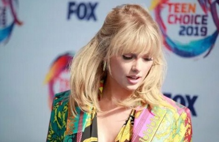 Тейлор Свифт получила премию Teen Choice Awards кадры