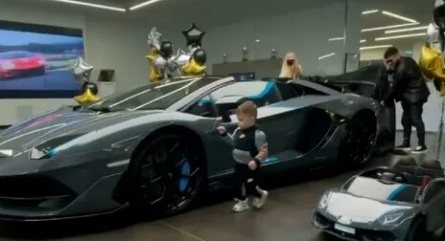 Тимати балует девушку авто за 300000 евро кадры