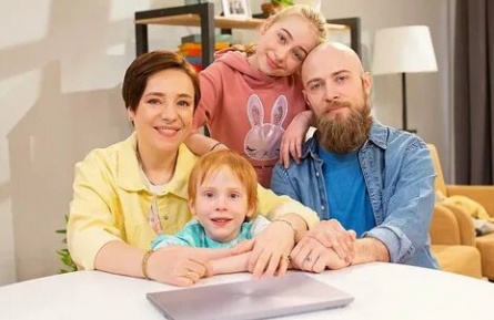 Тутта Ларсен выходит из декрета, чтобы погасить кредит кадры