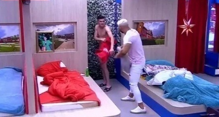 Участник Дома 2 Венцеслав Венгржановский нацепил на жену пояс верности кадры