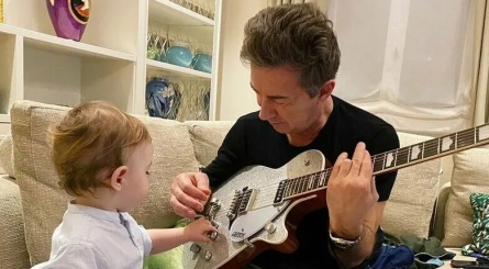 Новая жизнь Валерия Сюткина: от группы Браво к молодой костюмерше и четвертому отцовству в 62 года кадры