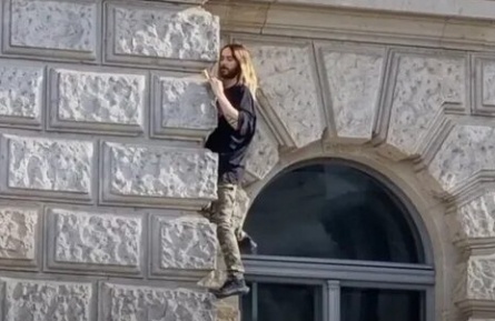 Карабкающийся Джаред Лето: захватывающее видео на фоне городских высот кадры