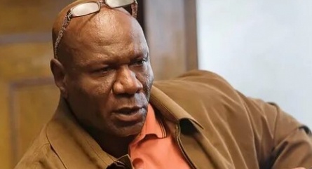 Винг Рэймс перевоплотится в убийцу-наставника кадры Винг Рэймс перевоплотится в убийцу-наставника кадры
