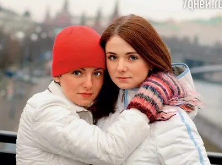Волкова и Катина помогают больным детишкам кадры