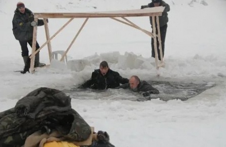 Воробьев спрыгнул с моста в ледяную воду кадры Воробьев спрыгнул с моста в ледяную воду кадры