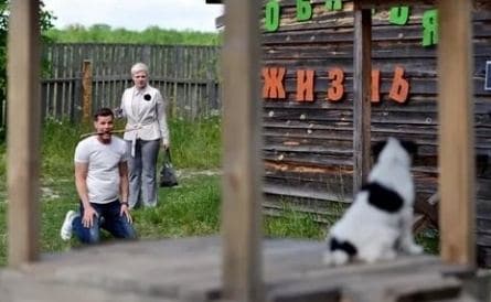 Воспитание и выгул собак и мужчин кадры