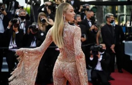 Херд пришла на кинофестиваль Tribeca в прозрачной юбке и чулках, а Робби — в кружевном комбинезоне кадры
