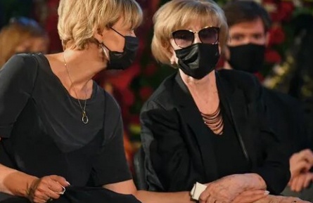 Юлия Меньшова рассказала, что помогает ее матери Вере Алентовой справиться с потерей мужа кадры Юлия Меньшова рассказала, что помогает ее матери Вере Алентовой справиться с потерей мужа кадры
