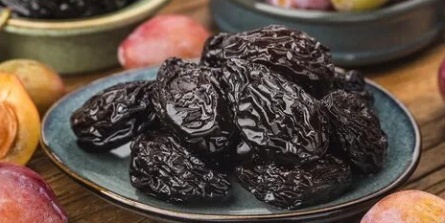 Зачем нужно кушать финики и чернослив кадры