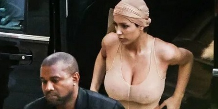 Уникальный заголовок: Смелая Бьянка Сенсори: Жена Канье Уэста вышла на улицу топлес, защищая свою грудь подушкой кадры