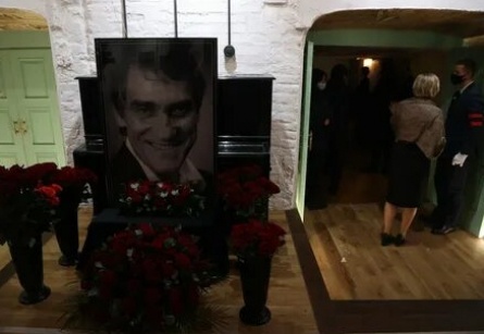 Звезда Кадетства Баринов почтил память Гаркалина на церемонии прощания в Москве кадры Звезда Кадетства Баринов почтил память Гаркалина на церемонии прощания в Москве кадры