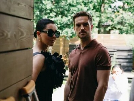 Постучись в мою дверь: звезда русской версии открывает карты оригинала кадры