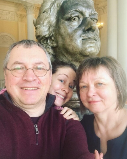 Творческий путь и личная жизнь Алёны Петровской: открываем тайны мужа и ребенка певицы