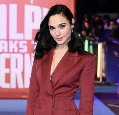 Галь Гадот продемонстрировала стильный образ на премьере мультфильма Ральф против Интернета