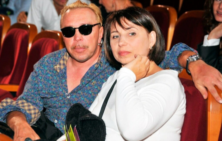 Секрет семейного счастья Гарика Сукачева: 35 лет в браке и кто стоит рядом с артистом на фото