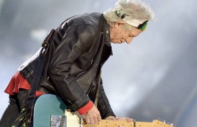 Гитарист The Rolling Stones бросил курить в 75 лет