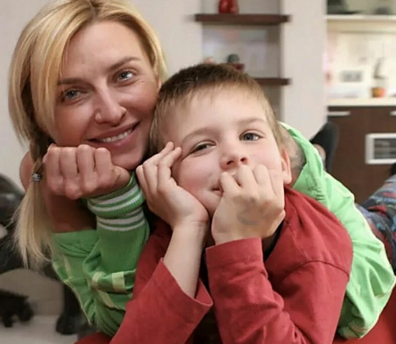 Непосильная правда рождения и семейные тайны: жизнь приемного сына Татьяны Овсиенко в наши дни