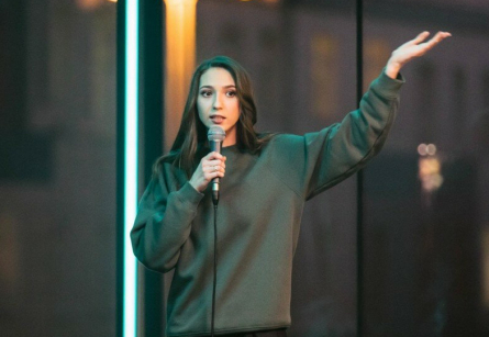 Надя Джабраилова: женщина-комик, чья карьера в стендапе находится в тени мужа