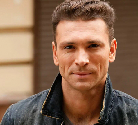 Верный семьянин Антон Хабаров: кто стоит за успехом актера и как выглядят его близкие?