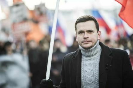 Пиар с женским шармом: Илья Яшин влюбляет их в свою кампанию