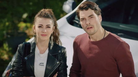 Любовь на экране: Бурджу Озберк и Акынезю в романтической комедии, которая заставит сердца биться в унисон