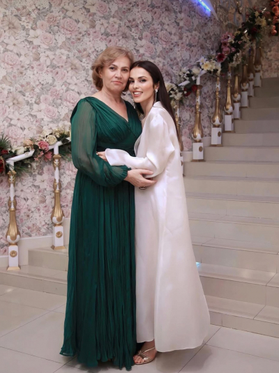 Сати Казанова опубликовала редкие фото с мамой и трогательно поздравила её с днём рождения